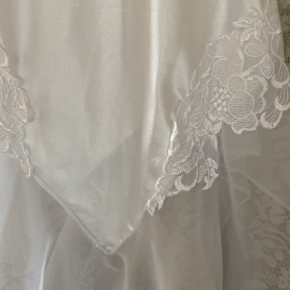 sleepware with satin and chiffon fabric and appliqués. - Picture 2 of 3